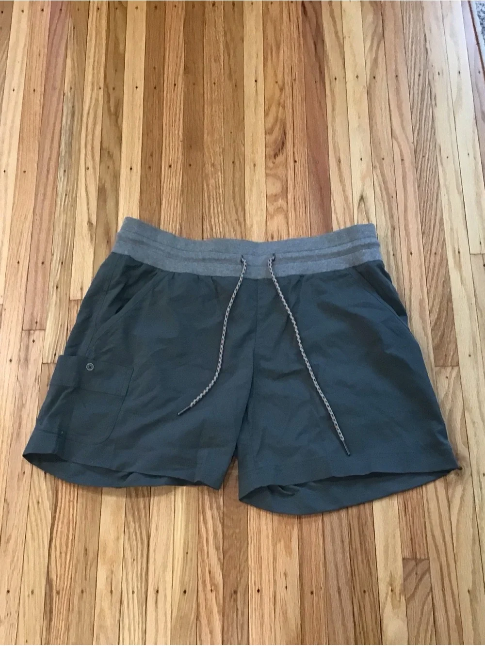 Columbia women's Gray Solid Drawstring Shorts w/ Pockets Size L